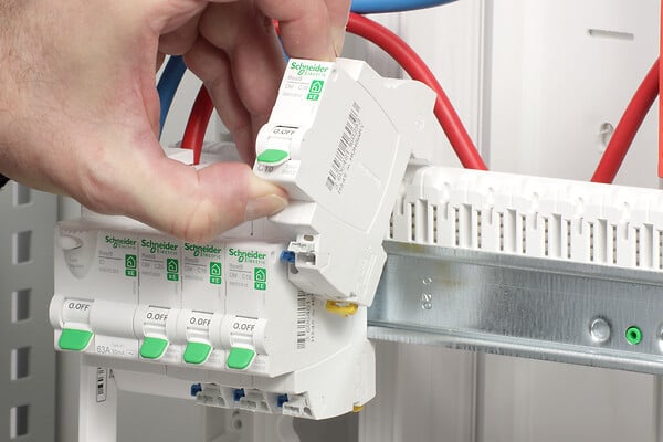 SCHNEIDER ELECTRIC - Resi9 XE - disjoncteur modulaire - 1P+N - 2A - courbe C - embrochable - large