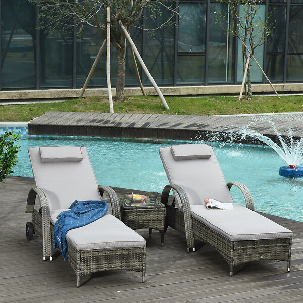 OUTSUNNY - Lot de 2 transats bains de soleil grand confort : matelas, têtière, inclinaison réglable multipostions, accoudoirs, roulettes + table basse verre trempé résine tressée grise - large