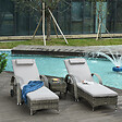 OUTSUNNY - Lot de 2 transats bains de soleil grand confort : matelas, têtière, inclinaison réglable multipostions, accoudoirs, roulettes + table basse verre trempé résine tressée grise - vignette