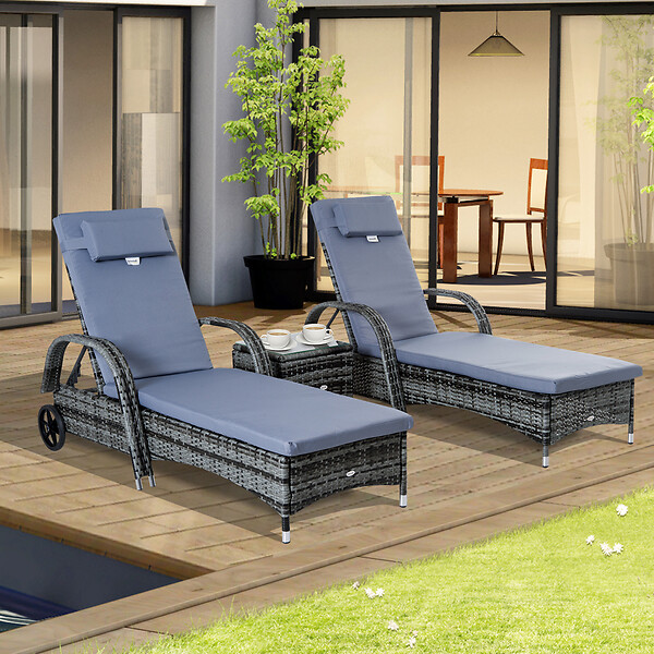 OUTSUNNY - Lot de 2 transats bains de soleil grand confort : matelas, têtière, inclinaison réglable multipositions, accoudoirs, roulettes + table basse verre trempé résine tressée gris - large
