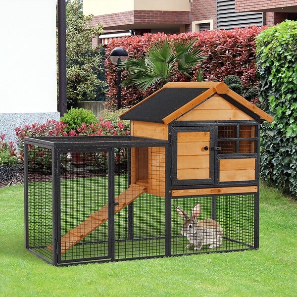 PAWHUT - Clapier cage à lapins cottage - niche supérieure avec rampe et enclos extérieur - plateau excrément, fenêtre, 2 portes verrouillables - métal époxy pin pré-huilé - large