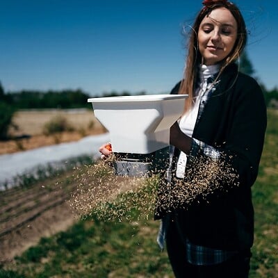GT GARDEN - Épandeur manuel à engrais ou gazon - 3 litres - large