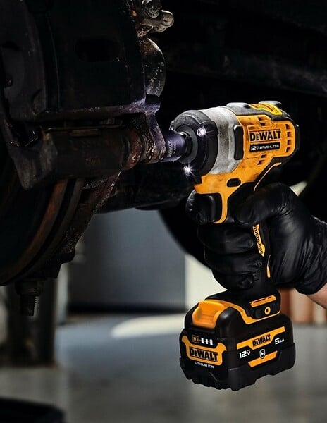 DEWALT - Boulonneuse à chocs ½”  339 Nm 12V DEWALT DCF901P1T-QW avec coffret et 1 batterie 5,0 Ah - large