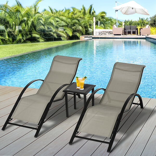 OUTSUNNY - Lot de 2 bains de soleil design contemporain table basse plateau verre trempé métal époxy textilène grège - large