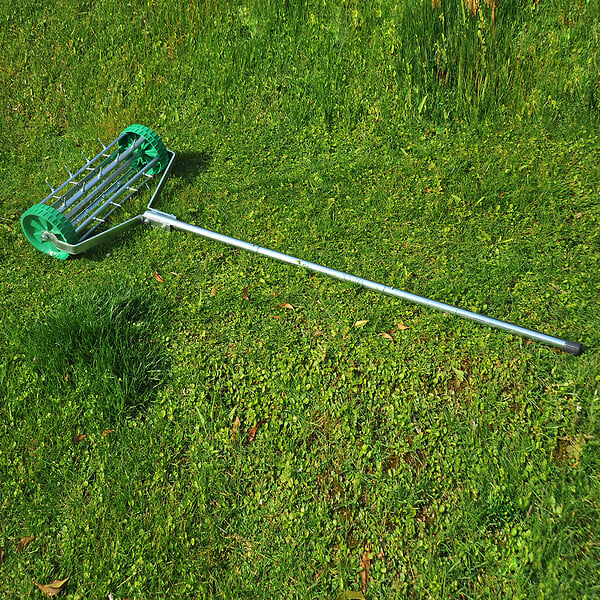 OUTSUNNY - Rouleau aérateur pour pelouse avec manche télescopique 98L x 45l x 87H cm vert - large
