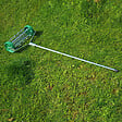 OUTSUNNY - Rouleau aérateur pour pelouse avec manche télescopique 98L x 45l x 87H cm vert - vignette