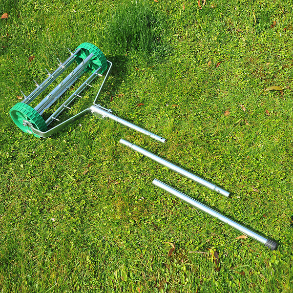 OUTSUNNY - Rouleau aérateur pour pelouse avec manche télescopique 98L x 45l x 87H cm vert - large