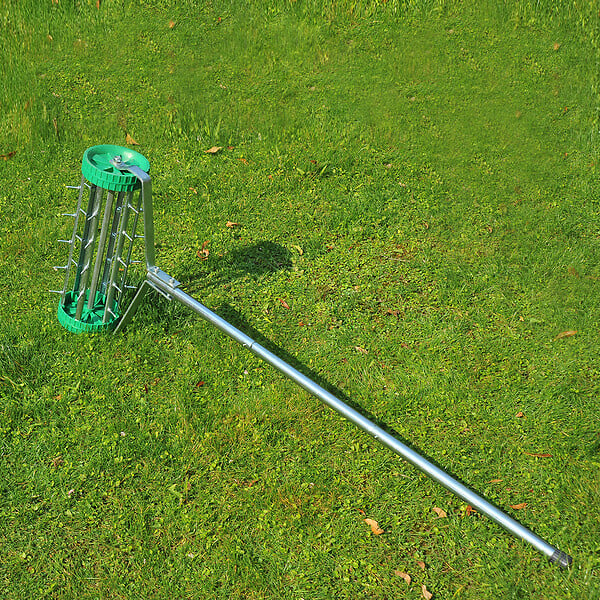 OUTSUNNY - Rouleau aérateur pour pelouse avec manche télescopique 98L x 45l x 87H cm vert - large