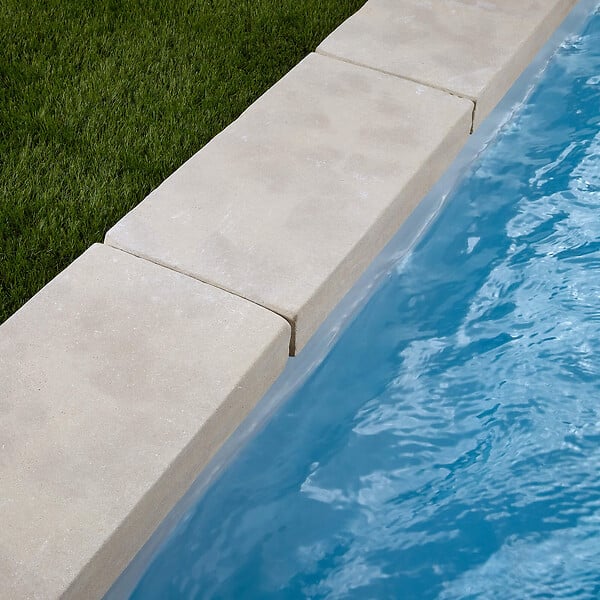 RO'MA NATURE - Margelle de piscine Pierre de l'Atlas Beige 61x33x7,5 cm Bord Droit (à l'unité) - large