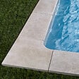 RO'MA NATURE - Margelle angle rentrant Pierre d'Egypte Beige 42,5x42,5x3 cm Bord 1/2 Rond (à l'unité) - vignette