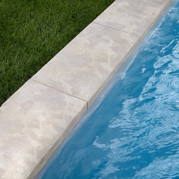 RO'MA NATURE - Margelle de piscine Pierre de l'Atlas Beige 61x33x5 cm Bord Droit (à l'unité) - large