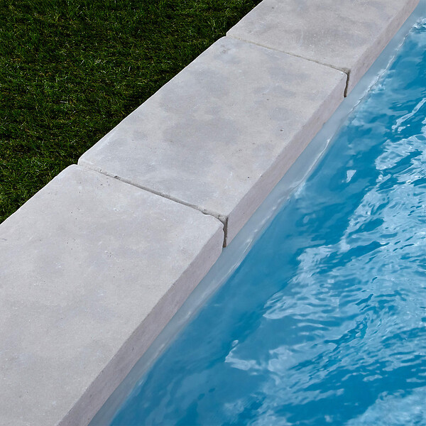 RO'MA NATURE - Margelle de piscine Pierre de l'Atlas Gris 61x33x7,5 cm Bord Droit (à l'unité) - large