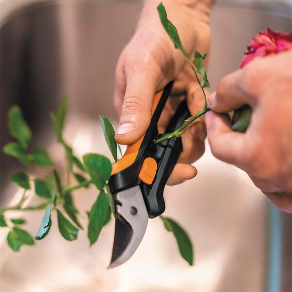 FISKARS - Sécateur à fleurs Solid SP14 Ø13mm - large