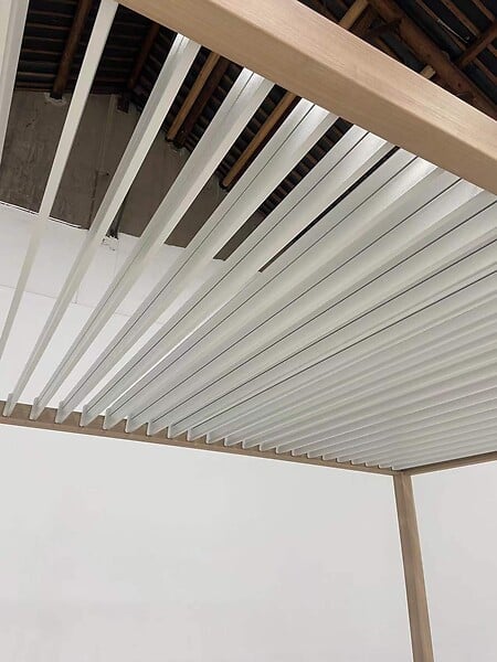 OMBREA - Pergola bioclimatique - Aspect bois - Toit blanc - 3x4m - large