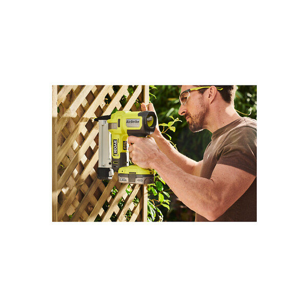 RYOBI - Pack RYOBI Agrafeuse à  air comprimé 18V One+ R18GS18-0 - 1 Batterie 5.0Ah - 1 Chargeur rapide RC18120-150 - large