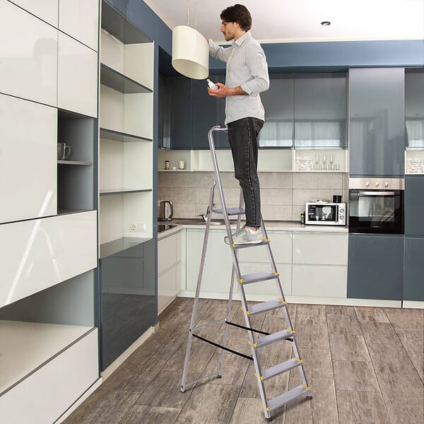 HOSTRÃ–M - Escabeau 7 marches DURA pliable, marchepied léger en aluminium, hauteur plateforme 140cm, pieds antidérapants, charge 150kg, garantie 5 ans Hoström - large