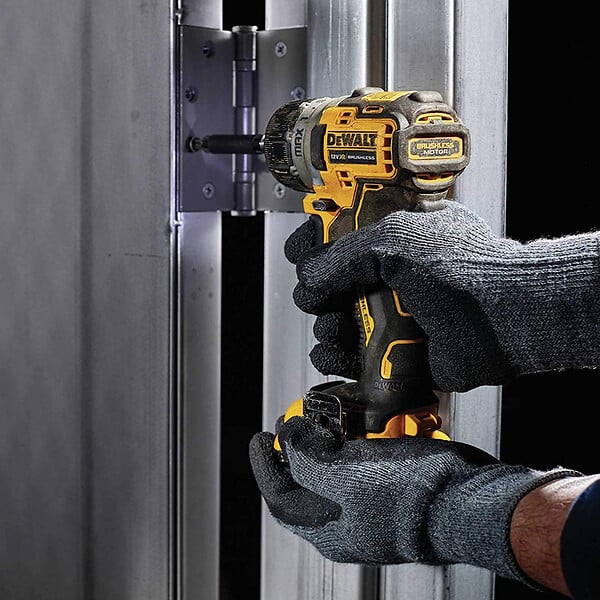 DEWALT - Visseuse à  batterie XR 12V 2Ah Li-Ion Brushless 8 Nm DeWalt - large