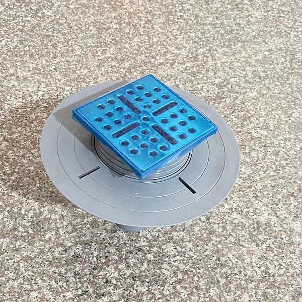STANO - Bonde verticale DINO pour receveurs à carreler avec grille en acier inoxydable - large