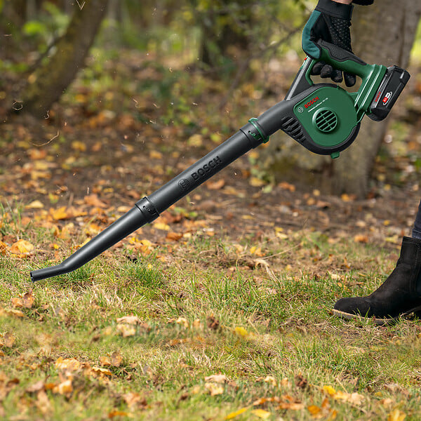 BOSCH - Souffleur sans fil 18V - UniversalLeafBlower 130 - 245 km/h - large