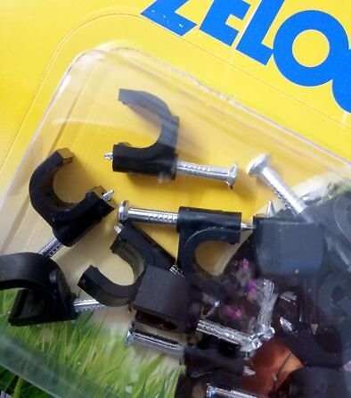 HOZELOCK - Attache murale en plastique pour fixer le tuyau de 4mm sur un mur et une terrasse (x12) - large