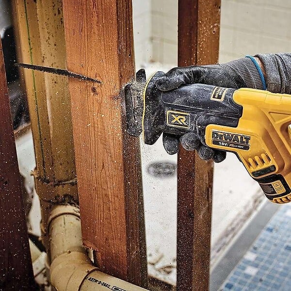 DEWALT - Scie sabre DEWALT DCS367P2 XR 18V Brushless (2x5.0Ah) avec coffret T-Stack et chargeur - large