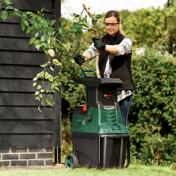 Broyeur de végétaux électrique AxT 25 TC 2500W BOSCH Bricorama — free download