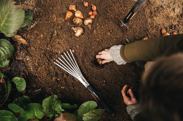 FISKARS - Râteau de jardin en acier inoxydable - 7 dents - large
