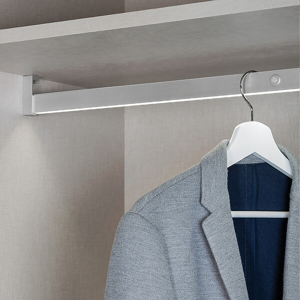 EMUCA - barre de penderie pour armoire Castor avec lumière LED, batterie amovible et détecteur de mouvement, 1.008, Anodisé mat - large
