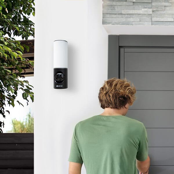 EZVIZ - Caméra à detecteur et projecteur connectée LC3 EZVIZ - large