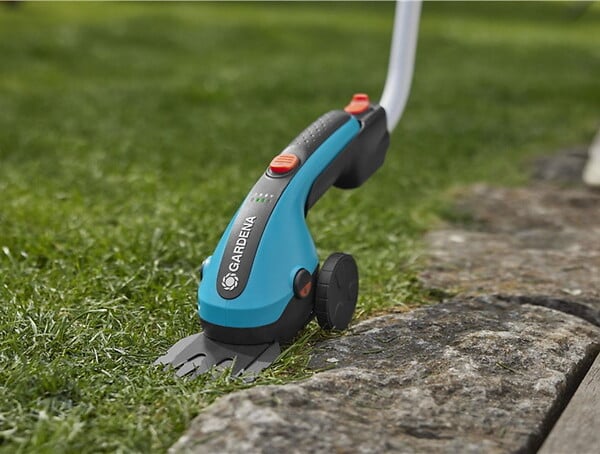 GARDENA - Kit cisaille à  gazon ClassicCut Li + manche télescopique + roues - Coupe 8 cm - large