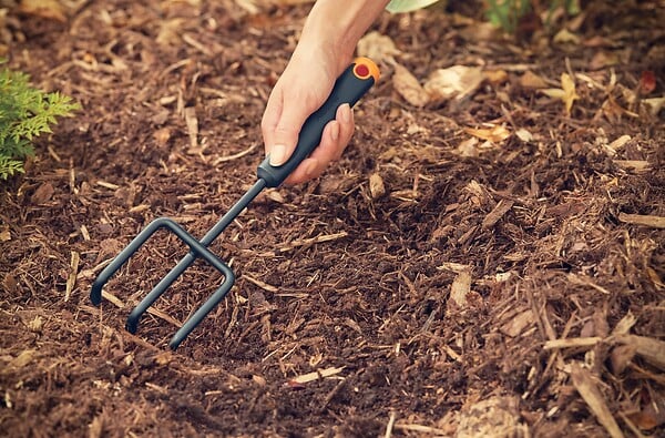 FISKARS - Griffe de jardin Ergo tête acier - petit outil sol - large