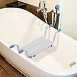 HOMCOM - Siège de baignoire - siège de bain suspendu réglable - tabouret de salle de bain - dim. 71-81L x 22l x 18H cm - alu. HDPE blanc - vignette