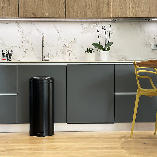 KITCHEN MOVE - Poubelle à pédale inox URBAN noir 30L - large