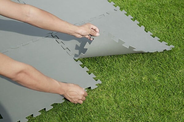 BESTWAY - Tapis de sol polyéthylène gris pour piscine - Lot 9 dalles 50x50cm - large
