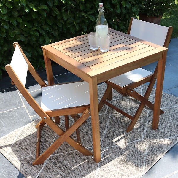 OVIALA - Ensemble table et 2 chaises pliantes en textilène et eucalyptus blanc - Sete - large