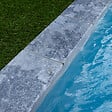 RO'MA NATURE - KIT COMPLET - Margelles pour piscine 8x4m en Pierre Adana Gris Bleu (avec colle, joint, hydrofuge ...) - vignette