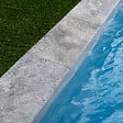 RO'MA NATURE - KIT COMPLET - Margelles pour piscine 8x4m en Travertin Gris (avec colle, joint, hydrofuge ...) - vignette
