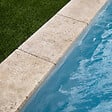 RO'MA NATURE - KIT COMPLET - Margelles pour piscine 10x5m en Travertin Beige Mix (avec colle, joint, hydrofuge ...) - vignette