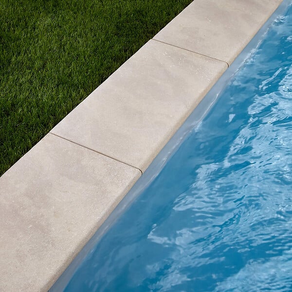 RO'MA NATURE - KIT COMPLET - Margelles pour piscine 6x3m en Pierre Atlas Beige (avec colle, joint, hydrofuge ...) - large
