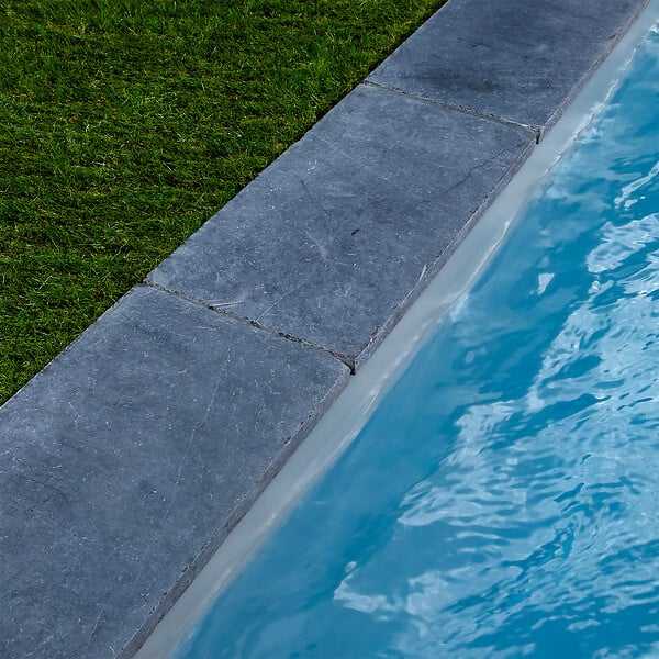 RO'MA NATURE - KIT COMPLET - Margelles pour piscine 4x4m en Pierre Bleue Vietnam (avec colle, joint, hydrofuge ...) - large