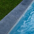 RO'MA NATURE - KIT COMPLET - Margelles pour piscine 10x5m en Pierre Bleue Vietnam (avec colle, joint, hydrofuge ...) - vignette