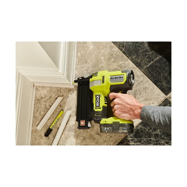 RYOBI - Pack RYOBI Cloueur d'assemblage air comprimé R18GN18-0 - 18V One+ - 1 batterie 2.0Ah - 1 chargeur rapide RC18120-120 - large