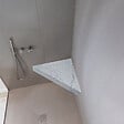 U-TILE - Banc d'angle pour douche en résine finition marbre 53 x 53 x 8 cm - coloris blanc - vignette