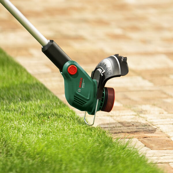 BOSCH - Coupe bordures UniversalGrassCut 18V-26-500 avec 1 batterie 2,0Ah - large