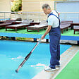 OUTSUNNY - Aspirateur balai électrique sans fil piscine spa - manche télescopique 106-162 cm - brosse, sac filtrant - ABS alu. - blanc bleu - vignette