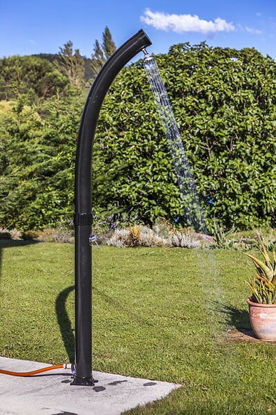 GRE POOLS - Douche solaire courbée d'extérieur en PVC noir - 22 l - robinet réglable - large