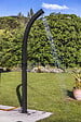 GRE POOLS - Douche solaire courbée d'extérieur en PVC noir - 22 l - robinet réglable - vignette