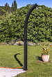 GRE POOLS - Douche solaire courbée d'extérieur en PVC noir - 22 l - robinet réglable - vignette