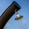 GRE POOLS - Douche solaire courbée d'extérieur en PVC noir - 22 l - robinet réglable - vignette