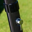 GRE POOLS - Douche solaire courbée d'extérieur en PVC noir - 22 l - robinet réglable - vignette